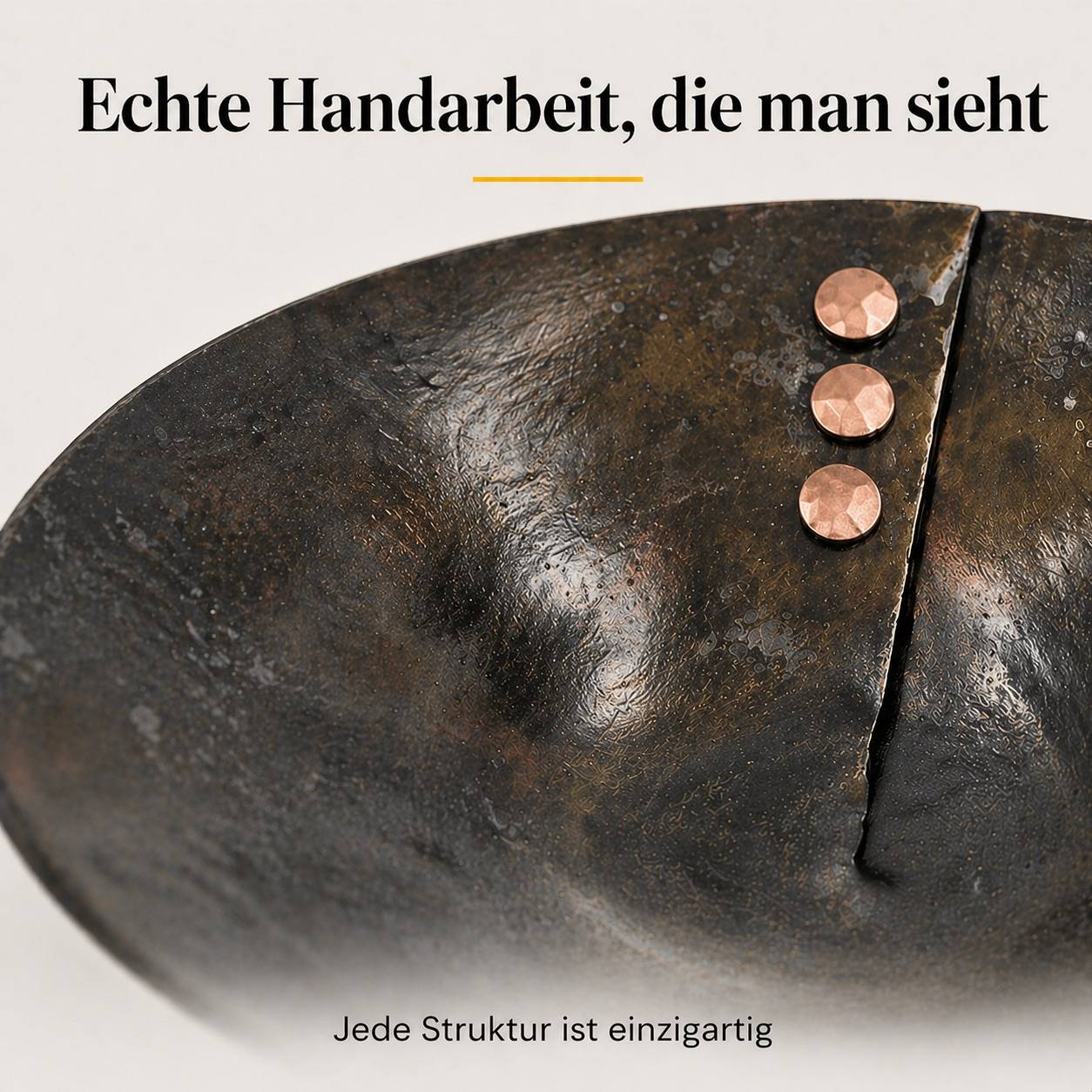 Detailaufnahme einer handgeschmiedeten Eisenschale mit strukturierter Oberfläche, Bruchkante und drei Kupfernieten