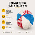 Detailbild eines bunten Baby Rasselballs mit verschiedenen Stoffen und Icons zu Sensorik, sanfter Rassel und waschbarer Qualität
